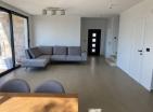 Exklusive 170 m2 Villa mit Pool und Meerblick in Bar