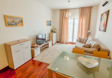 Meerblick zwei Schlafzimmer 73 m2 Wohnung in Petrovac mit Terrasse