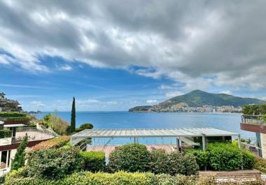 Luxuriöses Apartment mit 2 Schlafzimmern und Meerblick in Dukley Gardens, Budva mit Whirlpool