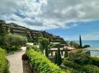 Luxuriöses Apartment mit 2 Schlafzimmern und Meerblick in Dukley Gardens, Budva mit Whirlpool