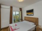 Seaside Serenity: moderne 96 m2 große 2-Zimmer-Wohnung in Kamenari mit Meerblick