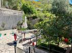 Atemberaubendes 3-stöckiges Haus mit Meerblick in Kruce mit Obstgarten