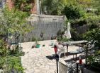 Atemberaubendes 3-stöckiges Haus mit Meerblick in Kruce mit Obstgarten