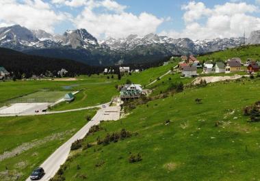 Erstklassiges 860 m2 großes Grundstück in Žabljak für ein Mini-Hotel neben dem Stadtzentrum