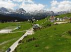 Erstklassiges 860 m2 großes Grundstück in Žabljak für ein Mini-Hotel neben dem Stadtzentrum