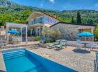 Atemberaubende 241 m2 Villa mit Pool und Meerblick in Buljarica