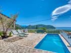 Atemberaubende 241 m2 Villa mit Pool und Meerblick in Buljarica