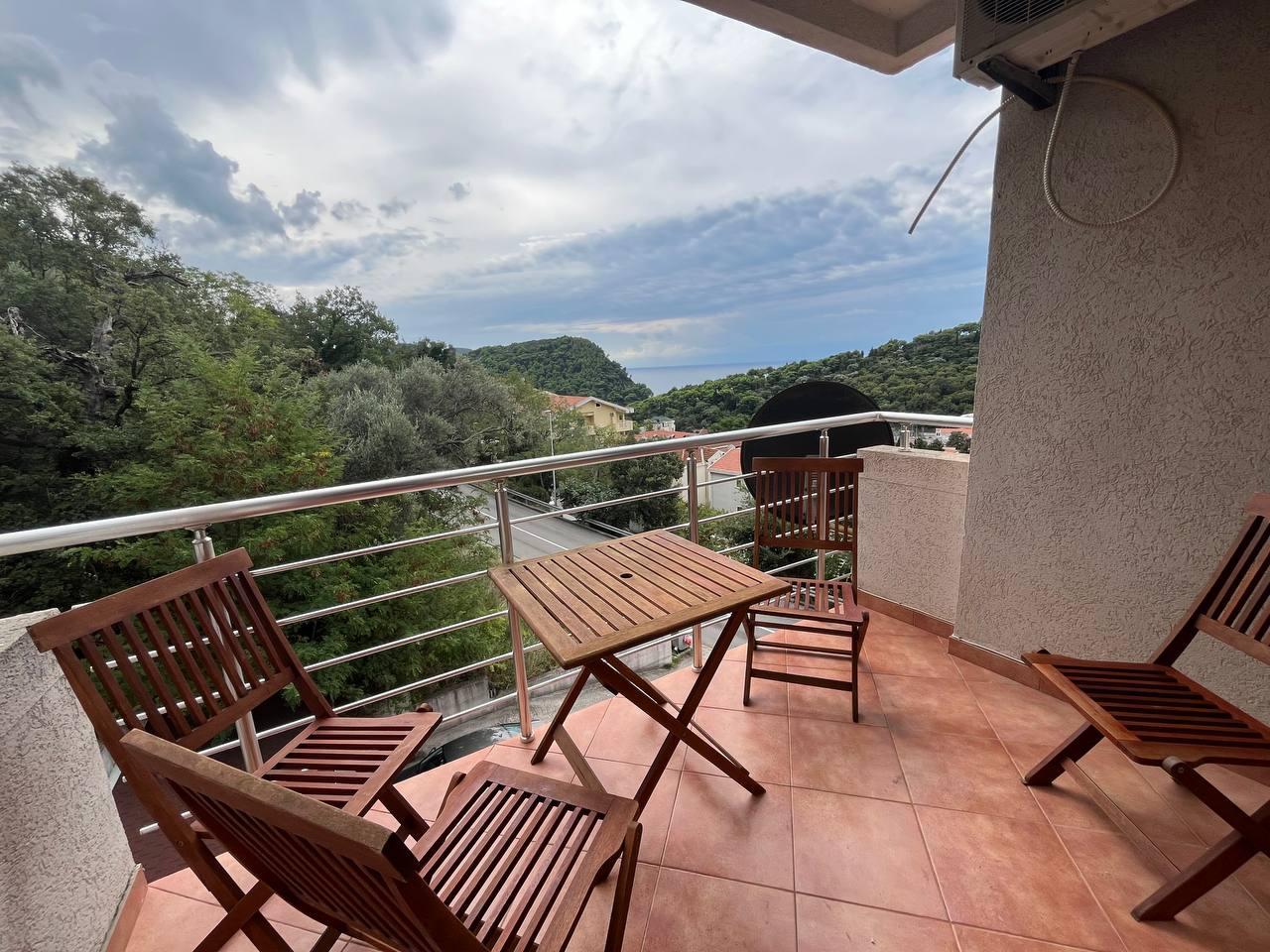 Atemberaubende 50 m Wohnung mit einem Schlafzimmer und Meerblick in Petrovac mit Terrasse und Parkplatz