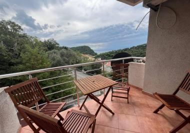 Atemberaubende 50 m Wohnung mit einem Schlafzimmer und Meerblick in Petrovac mit Terrasse und Parkplatz