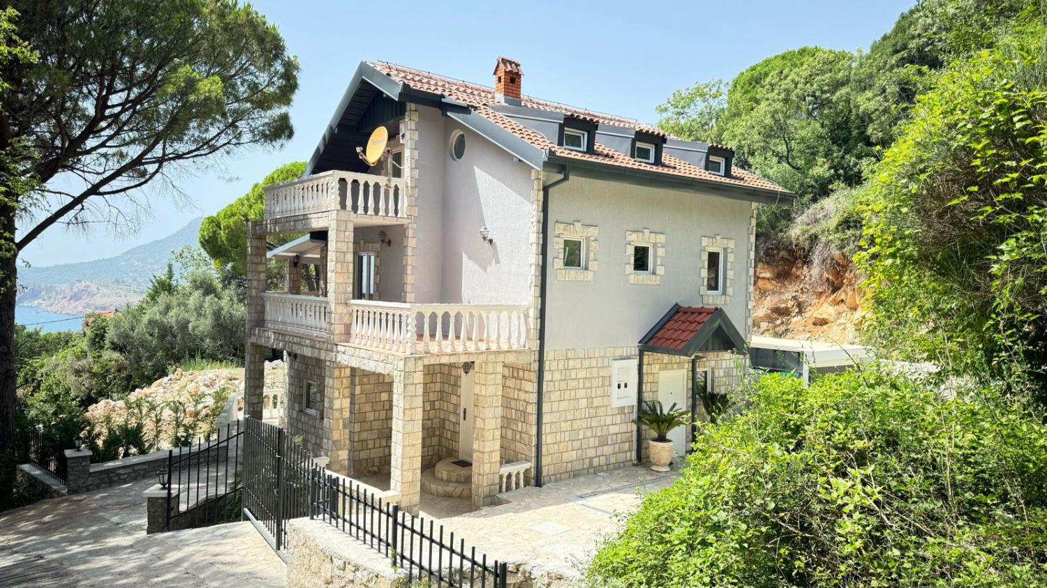 Luxuriöse Villa mit Meerblick in Sutomore 340 m2 mit Pool und Terrasse