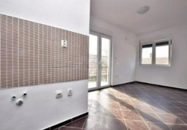 Gemütliche 40 m2 Wohnung in Đenovići mit Terrasse mit Meerblick