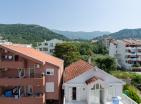 Geräumige 202 m2 Wohnung in Budva mit Garage und großer Terrasse