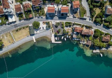 Atemberaubende 80 m2 große Wohnung mit Meerblick in Risan in erster Linie