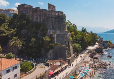 Zweistöckiges 65 m2 großes Steinhaus im historischen Teil von Herceg Novi mit Kamin