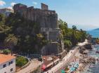 Zweistöckiges 65 m2 großes Steinhaus im historischen Teil von Herceg Novi mit Kamin