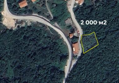 2000 m2 großes Grundstück mit Panoramablick auf das Meer oberhalb des Budva-Hügels