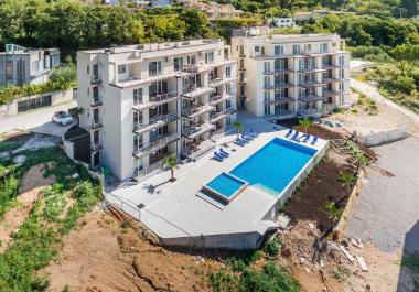 Neue luxuriöse 62 m2 große Wohnung mit Meerblick und Pool in Seoca, Budva