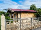 Gemütliches Strandhaus in Dobra Voda mit Pool und Obstgarten