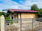 Gemütliches Strandhaus in Dobra Voda mit Pool und Obstgarten