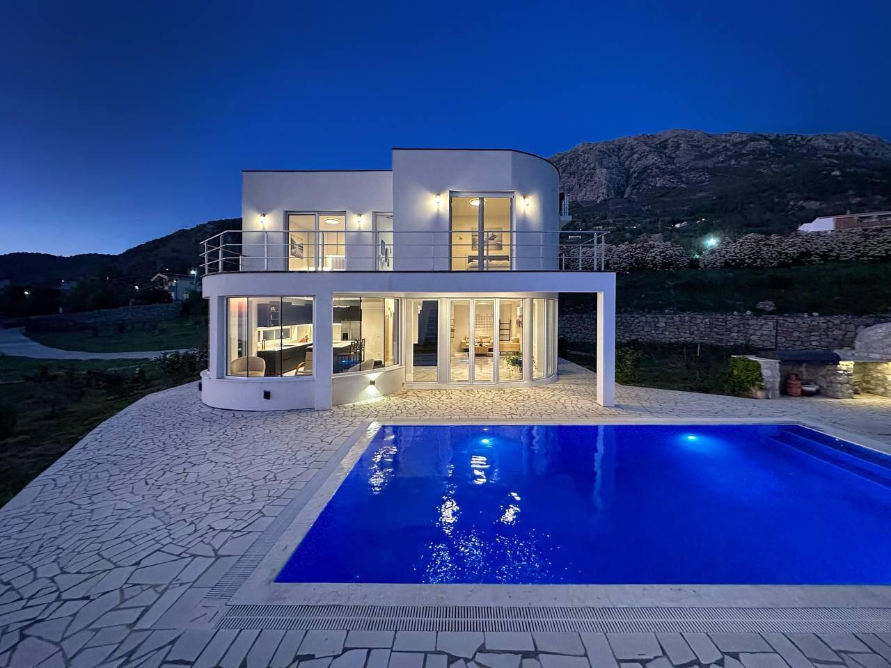 Luxuriöse Villa in Dobra Voda mit Panoramablick auf das Meer, Pool und großem Grundstück