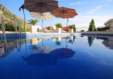 Villa am Hang mit einem herrlichen Panoramablick, 400 m vom Meer