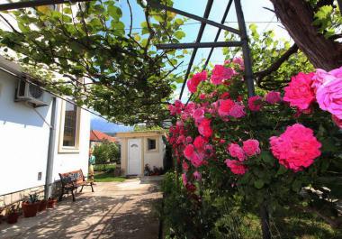 Haus mit Charme in Ilino, wird die Dritte Zeile von Häusern aus dem Meer