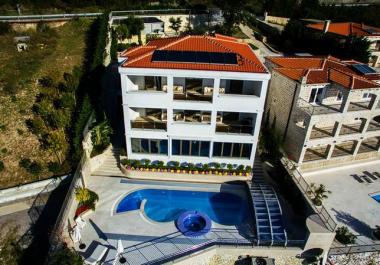 Haus in Budva mit pool, Nähe Strand Drobni Pesak