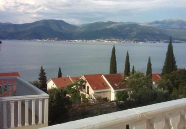 Dreistöckiges Haus in ruhiger Lage Krashici, 120m vom Meer mit Panoramablick