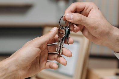 Klicken Sie hier, um einen erfahrenen Fachmann mit der Navigation auf dem Immobilienmarkt zu beauftragen.